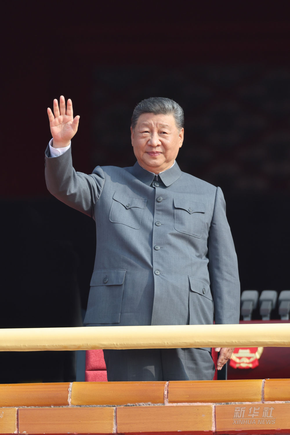 壹葡ONEBETS娛樂：新華圖訊｜習近平來到天安門城樓主蓆台